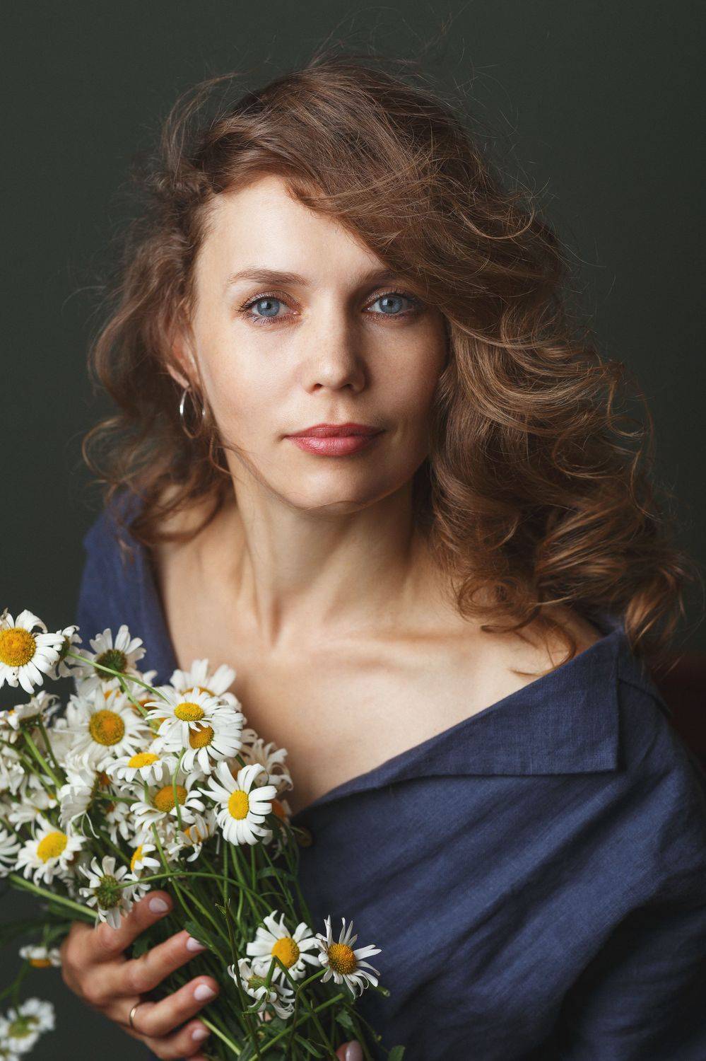 красивая девушка, студия, кудрявая, взгляд, букет ромашек, синие глаза., Оксана Ведмеденко