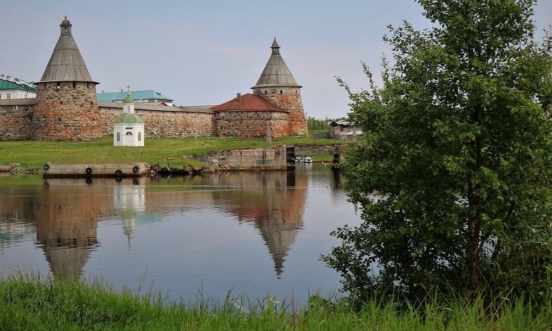 соловки,монастырь,башни,лето,отражение Башни древнего монастыря фото превью