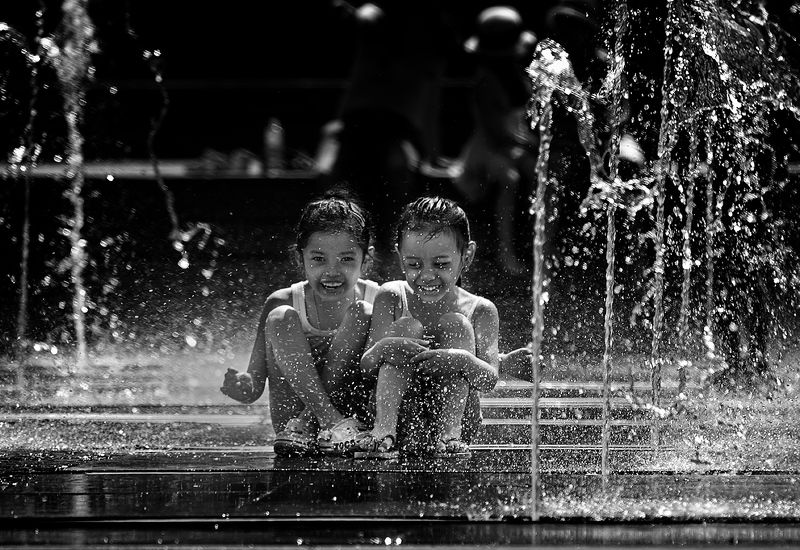 чб фото, дети. лето, фонтаны, эмоции Фонтанное настроение фото превью