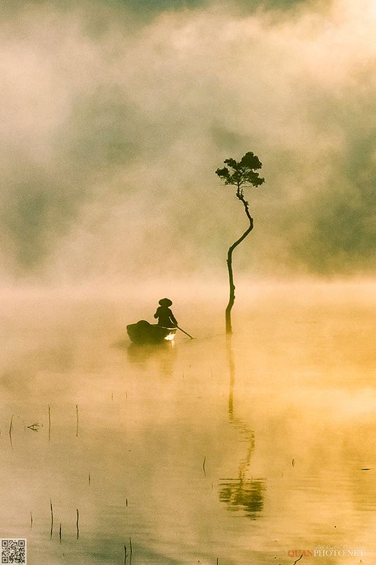 quanphoto, landscape, morning, dawn, sunrise, lake, reflections, boat, misty, trees, fishing, vietnam Reflections at Dawn фото превью