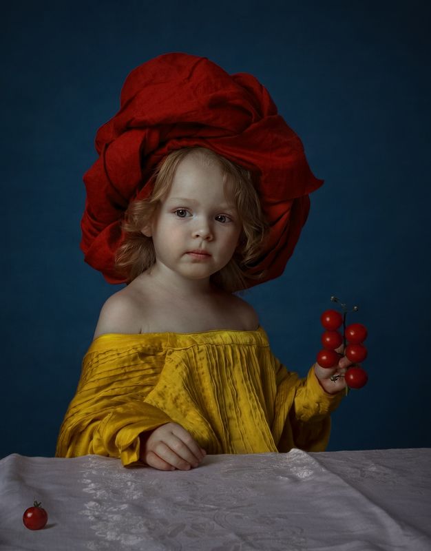 Girl with tomatoes фото превью