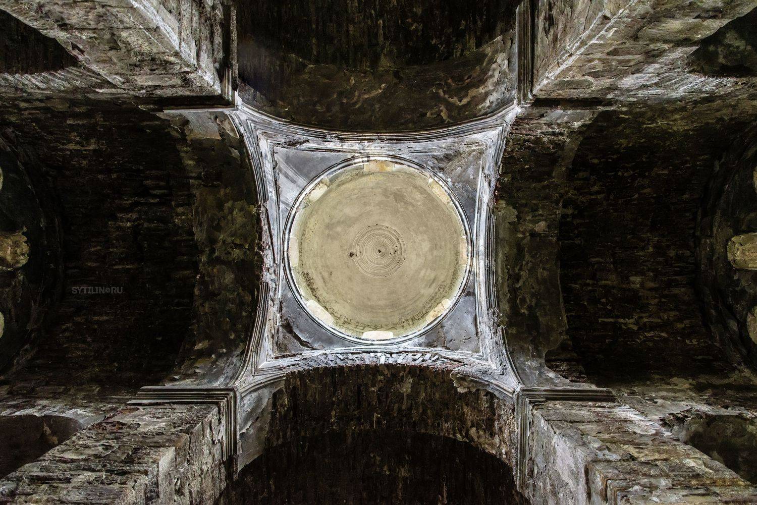 Шоанинский храм, Карачаево-Черкесия, купол, свод, колонны, симметрия, геометрия, древний, старый, пожар, заброшенный, византийский, культура, религия, православный, христианство, достопримечательность, туризм, тур, поездка, экскурсия, внутри, Сытилин Павел