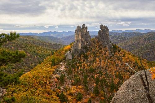 осенние скалы