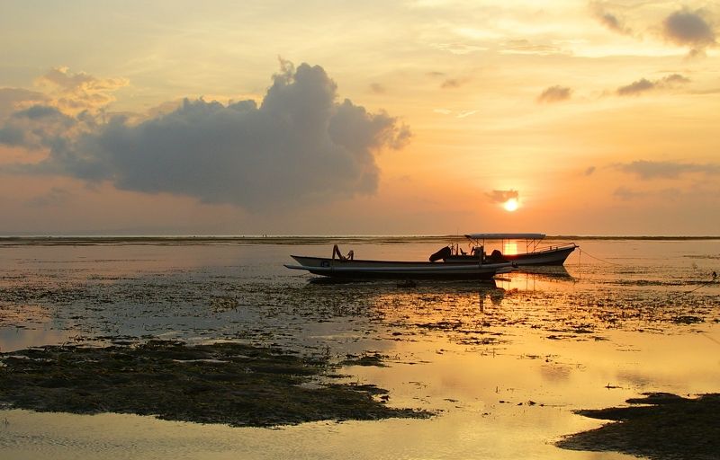 dawn, reflection, low tide, shore, sunrise, horizon, light, sun, ocean, sea, color, landscape, bright, nature, boat, summer, jukung, sky Morning фото превью