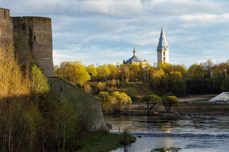 граница, река нарва, ивангородская крепость, александровский собор, утро, май. Утро на реке Нарове фото превью