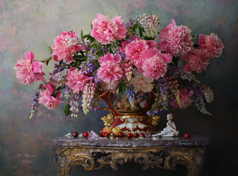 пионы, цветы, стол, люпины, лето, скульптура, девочка, балерина, ягоды Натюрморт с пионами фото превью