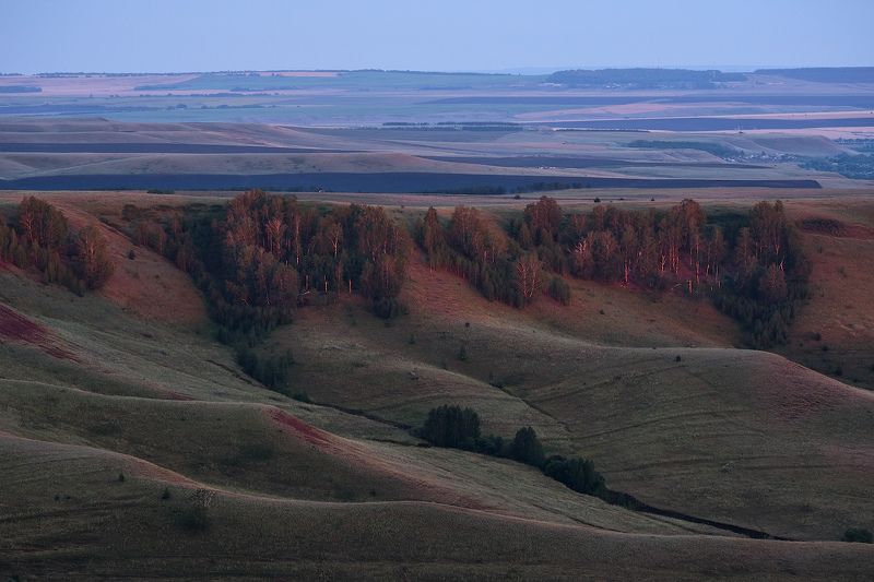 чатыр-тау,пейзаж,закатный свет,холмы,складки земли,волны земли Багровый свет заката на волнах холмов/ фото превью
