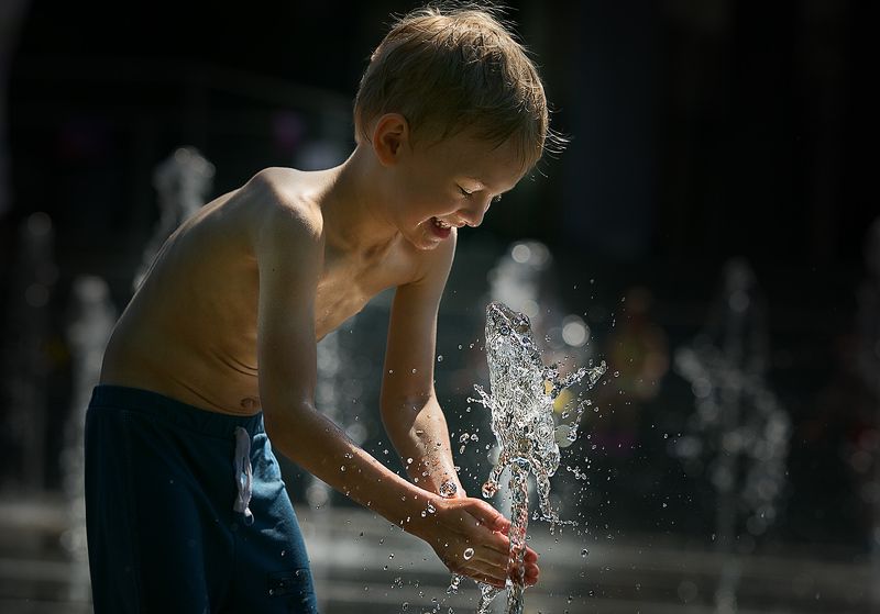 дети, фонтаны, эмоции, уличное фото, жанровое фото Фонтанное настроение фото превью