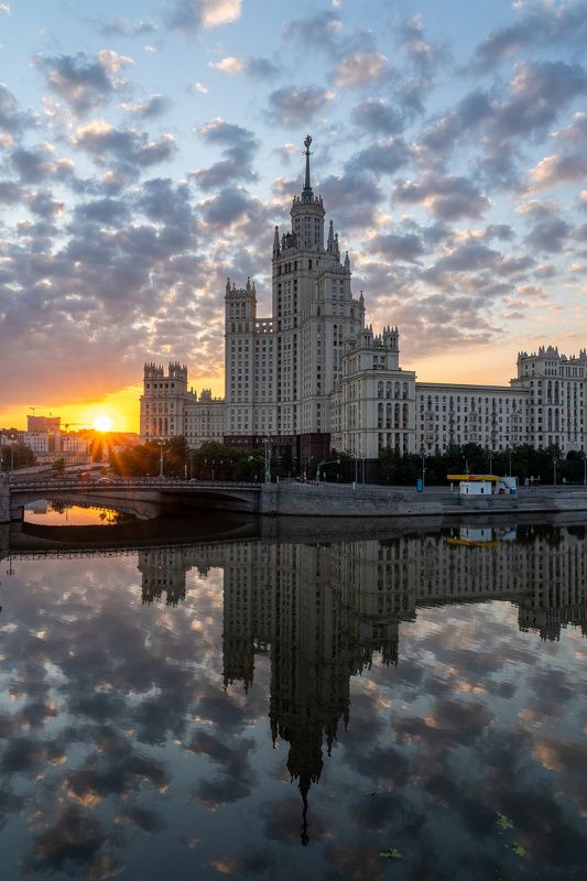 рассвет, восход, москва, отражение, облака, сталинская высотка  фото превью