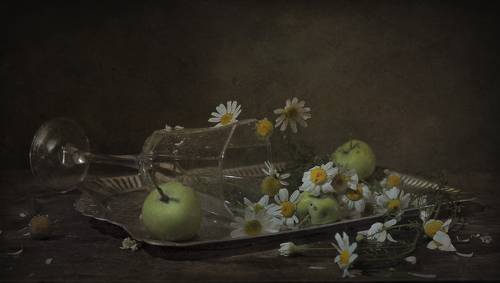 Бокал с разлитой водой