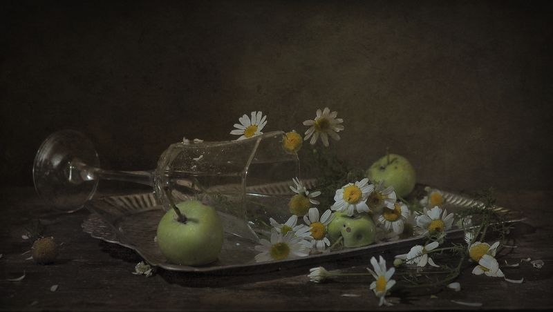 бокал, вода, яблоки,поднос,ромашки Бокал с разлитой водой фото превью