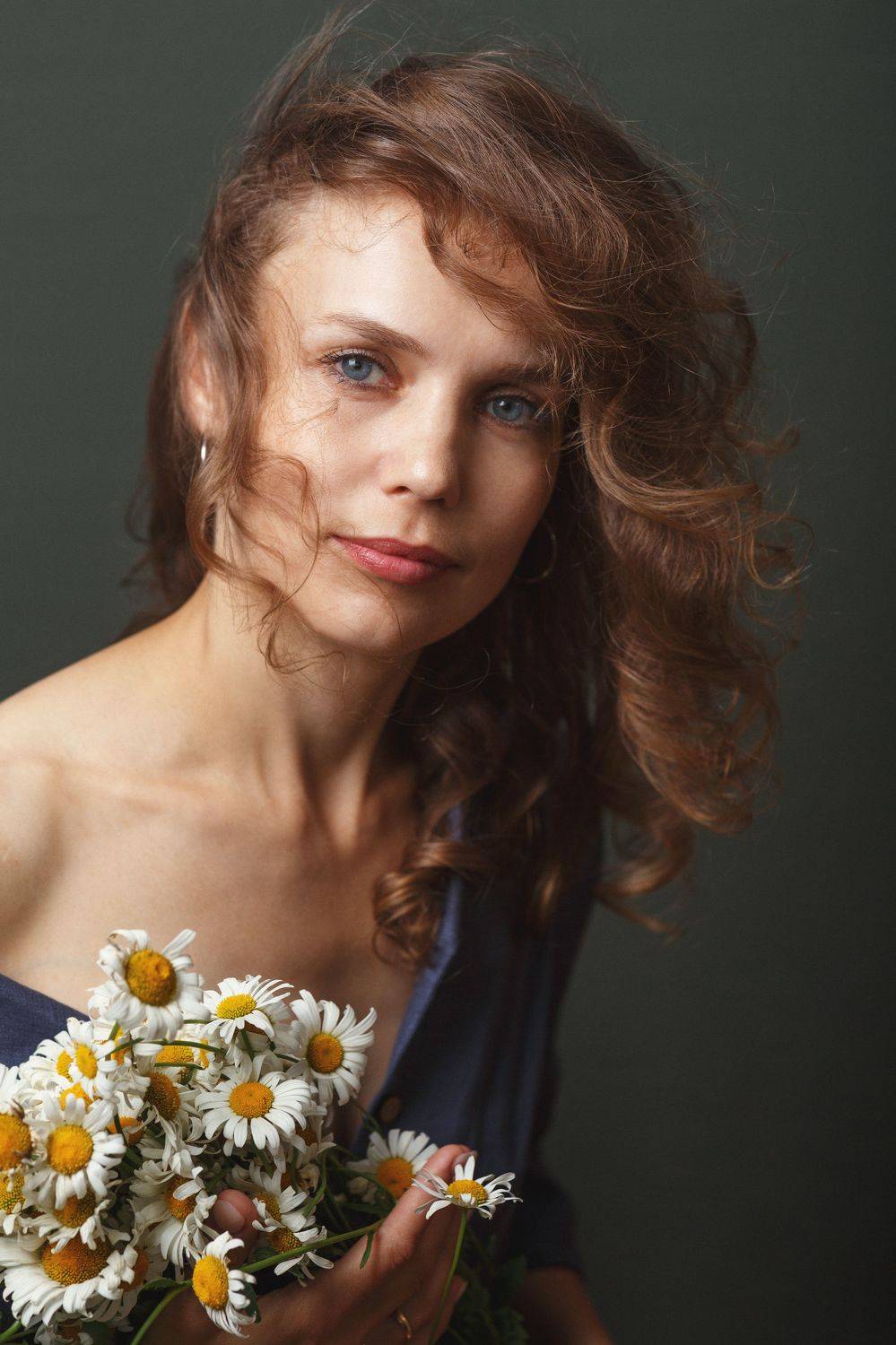 кудрявая, красивая, женщина, ветер в волосах, синие глаза, студия, импульсный свет, взгляд, Оксана Ведмеденко