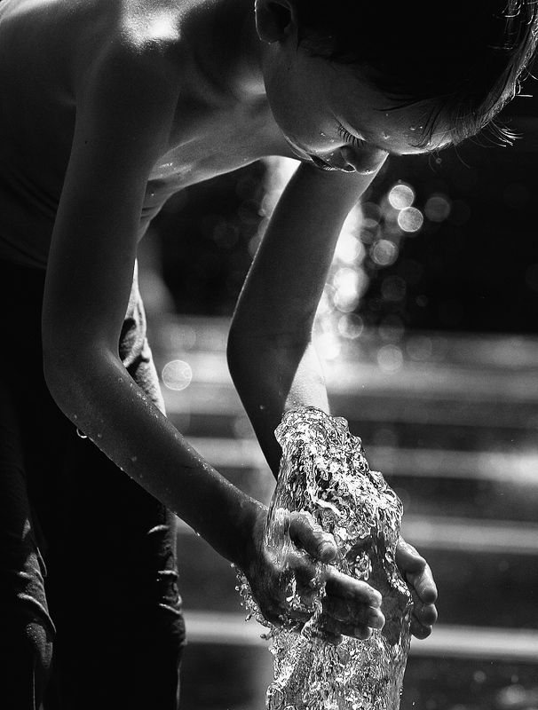 чб фото, дети, фонтаны, эмоции, уличное фото, жанровое фото Фонтанное настроение фото превью