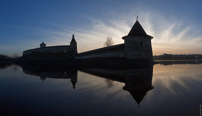Архитектура, Башня, Берег, Вечер, Вода, Город, Закат, Кремль, Крепость, Небо, Облака, Отражения, Панорама, Псков, Река, Силуэт, Собор, Стены Псковский Кремль фото превью