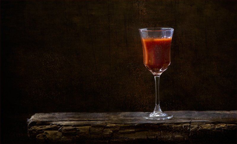 ...Испив чужую жизнь - бокал - до дна. Чужую боль, как кофе, до утра. Чужая страсть, горячая, как грог, Чужие страхи застывают льдом... Евгения Оганезова фото превью