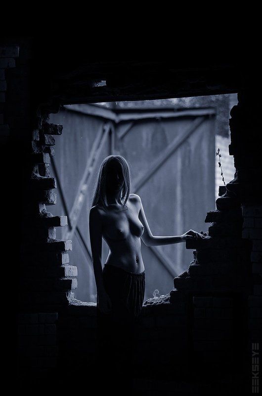 Through the wall фото превью