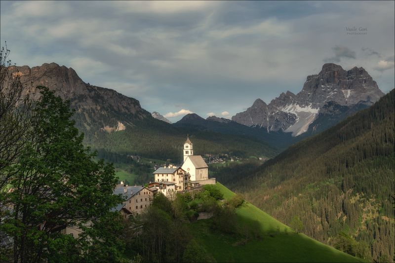 доломитовые альпы,италия,весна,деревня,церквушка,monte pelmo, santa lucia,тени,alps Свет и тени над Санта - Лючией фото превью