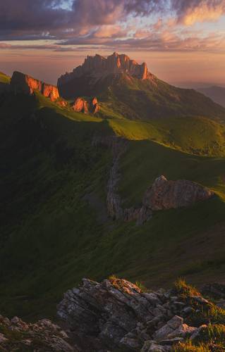 Большой и малый Тхачи на рассвете.