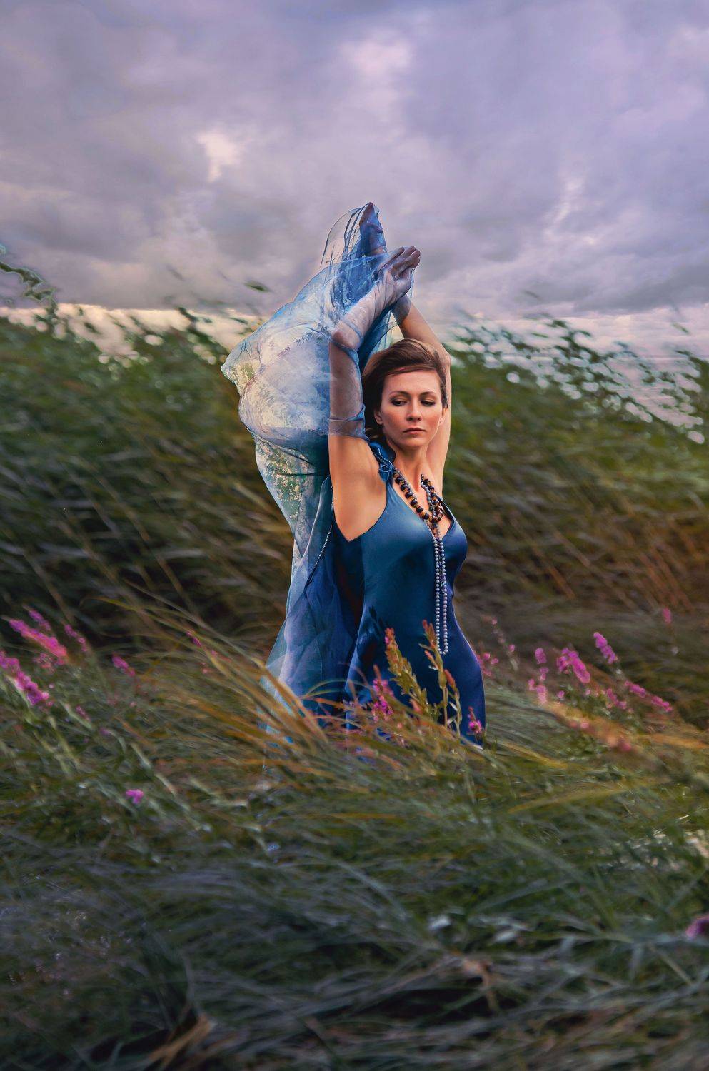 девушка, ветер, трава, облака, Елена Аверина