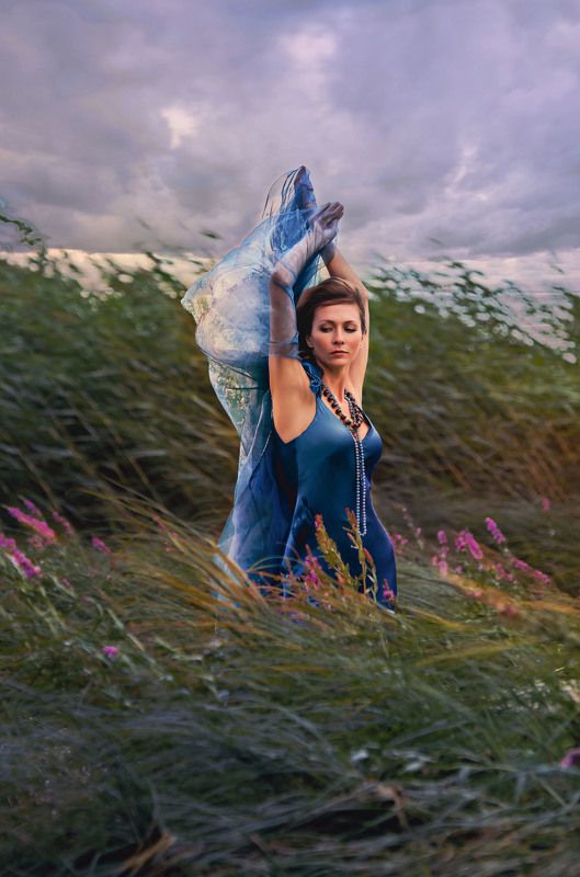 девушка, ветер, трава, облака *** фото превью