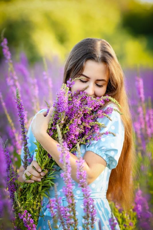 женский портрет с цветами. прибрежные цветы - древестник иволистный на побережье реки Ахтуба фото превью