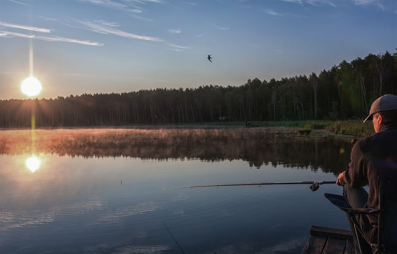 озеро, утро, рыбак, на рыбалке.. фото превью