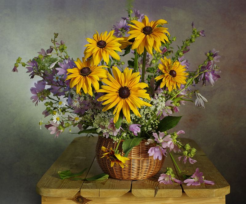 Натюрморт с рудбекиями. фото превью
