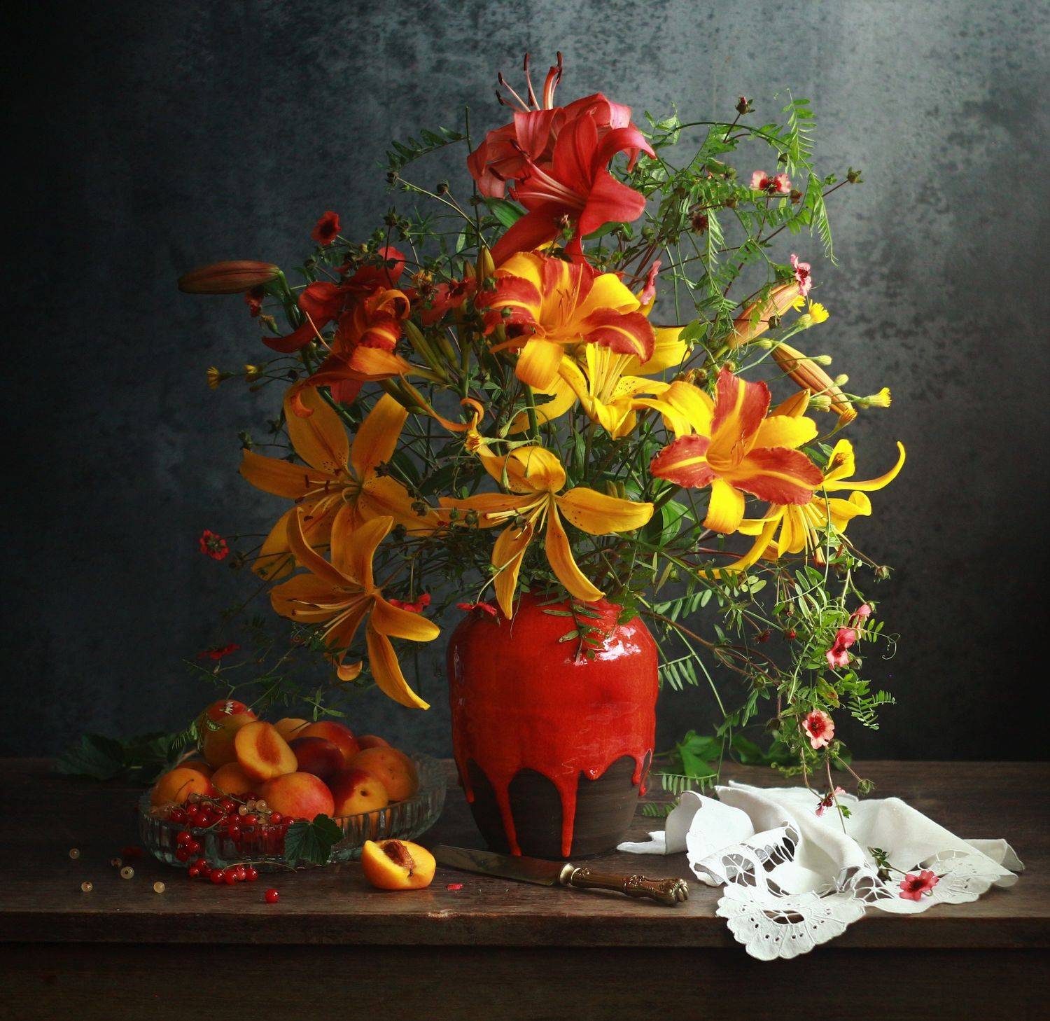 желтые и красные лилии красная ваза нектарины, Людмила Хрусталева*
