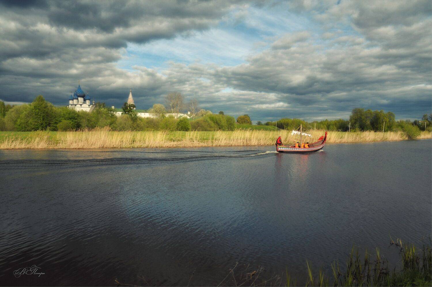 река лодка люди храмы, Вера Петри
