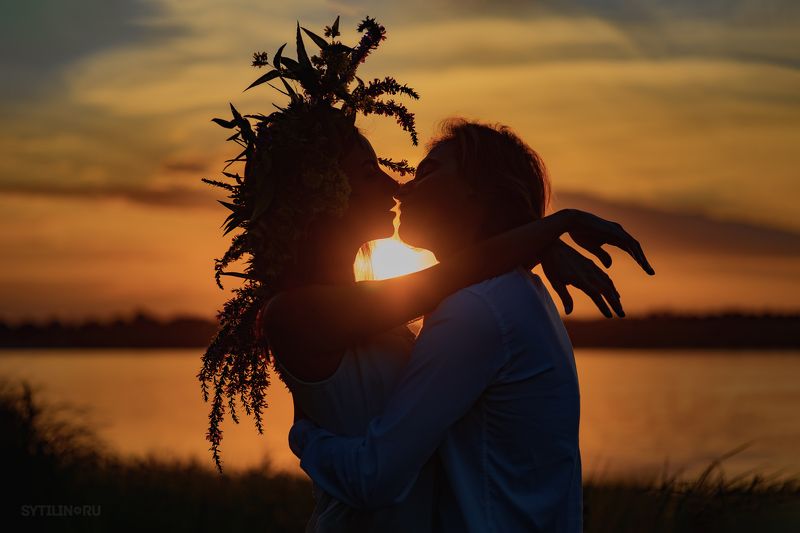 рассвет, закат, пара, встреча, свидание, любовь, обьятья , река, вода, залив, озеро, венок, поцелуй Свидание у реки фото превью
