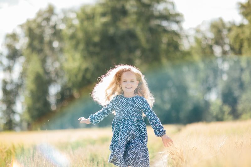 девочка, пшеница, поле, бег, радость, дети, солнце На просвет фото превью