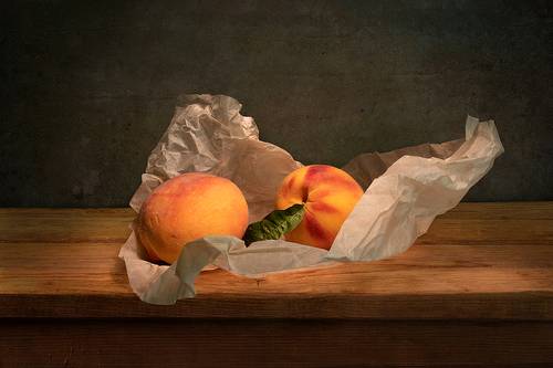 Два персика