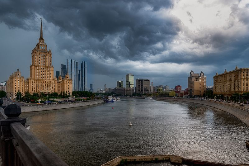 гроза,путешествия,город,вода,река,снаружи,cityscape, thunderstorm,outdoors,bildings,nikon,tamron Гроза на подходе фото превью