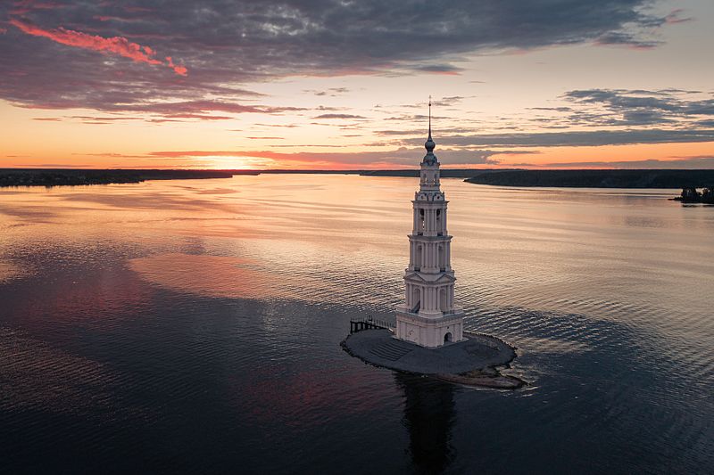 Одинокая Калязинская колокольня фото превью