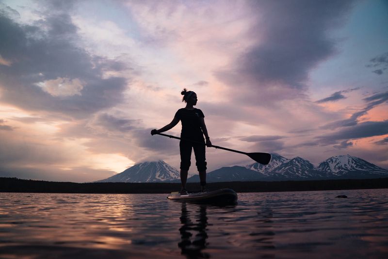 камчатка, sup, закат, озеро, вулканы, девушка Девушка с веслом фото превью