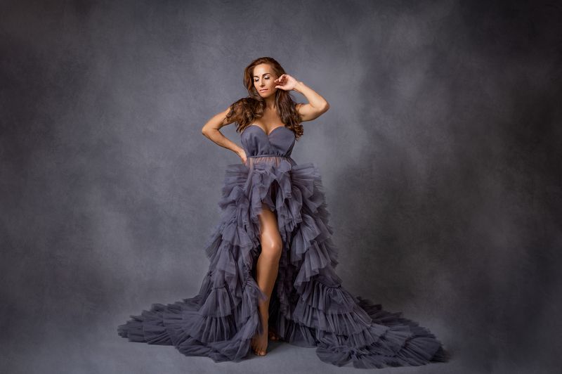 Mariana in purple dress фото превью