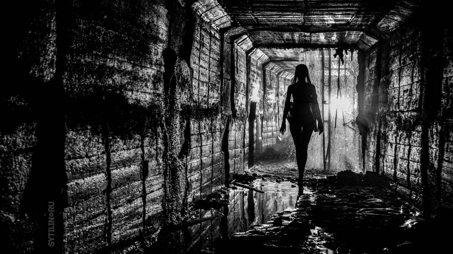 коридор, тоннель, ливневка, вода, мокрый, влажный, девушка, женщина, молодой, идти, стройный, силуэт, низкий ключ, шагать, поток, водопад, подземный, Сытилин Павел