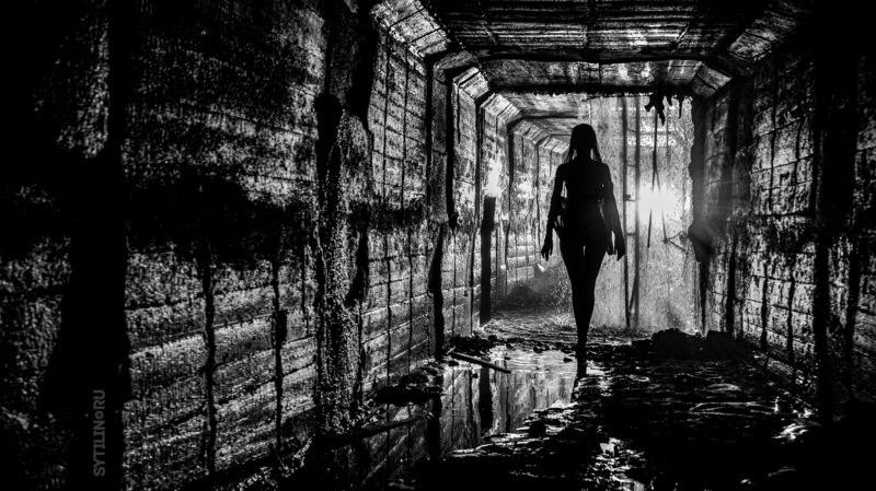 коридор, тоннель, ливневка, вода, мокрый, влажный, девушка, женщина, молодой, идти, стройный, силуэт, низкий ключ, шагать, поток, водопад, подземный Женский силуэт в темном коридоре фото превью