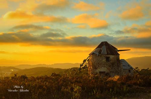 разрушенная мельница на закате