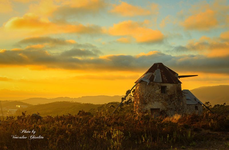 sunset,пейзаж разрушенная мельница на закате фото превью