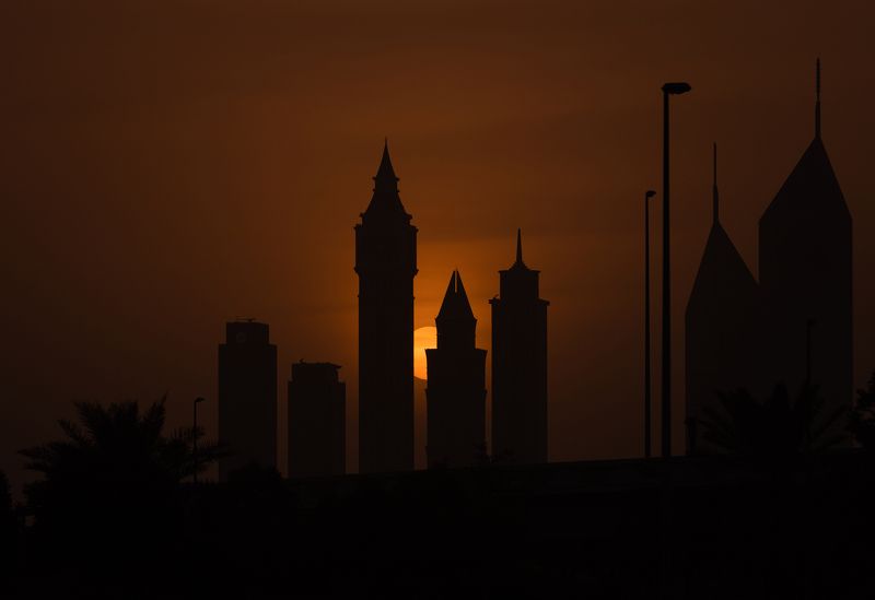 dubai, sunset, sun, uae, sunset photos Sunset among the towers фото превью