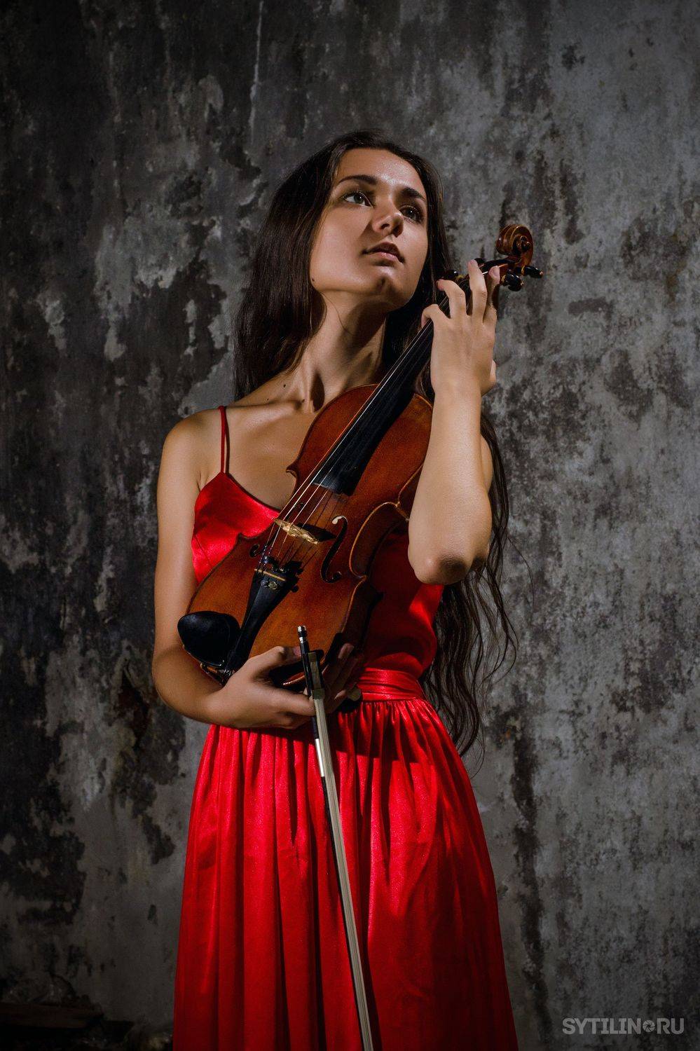 скрипка, девушка, держать, в руках, платье, красный, молодой, стройный, женщина, серый, стена, мрачный, яркий, смычок, играть, музыка, Сытилин Павел