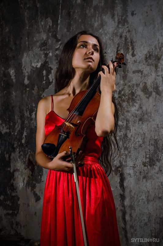 скрипка, девушка, держать, в руках, платье, красный, молодой, стройный, женщина, серый, стена, мрачный, яркий, смычок, играть, музыка Скрипачка в красном платье фото превью