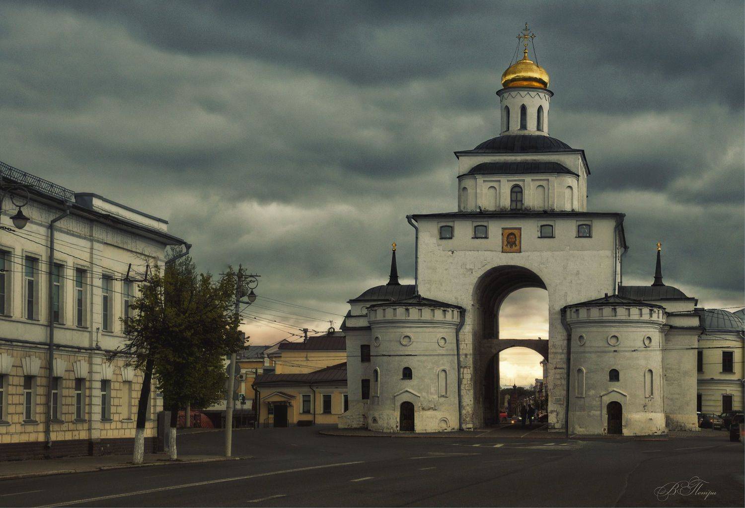 храм ворота люди, Вера Петри