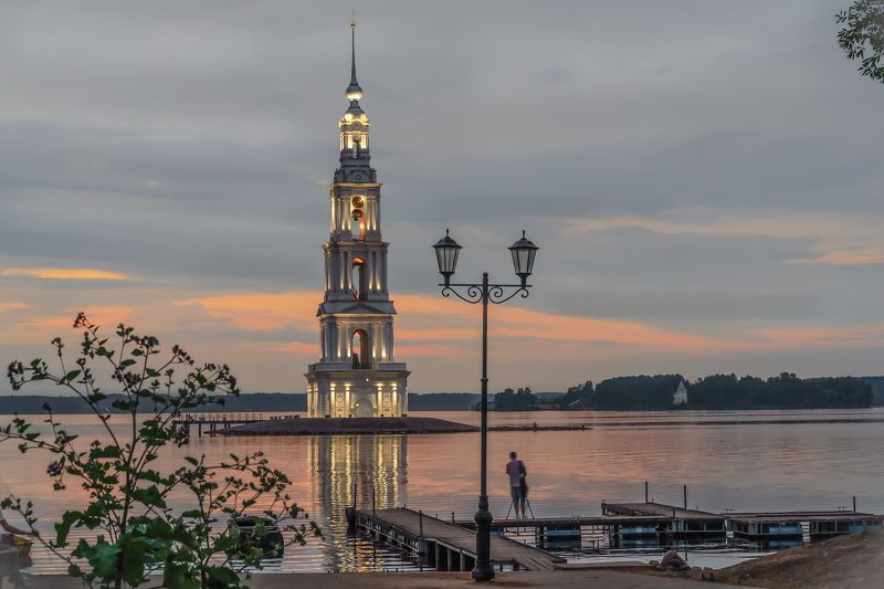 Калязин. ближе к вечеру на пристане. фото превью