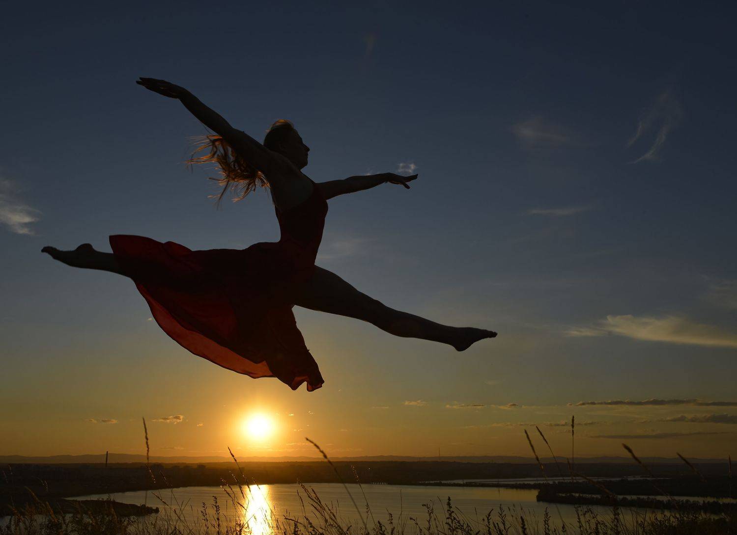 закат река. девушка. прыжок. шпагат, Урасов Олег