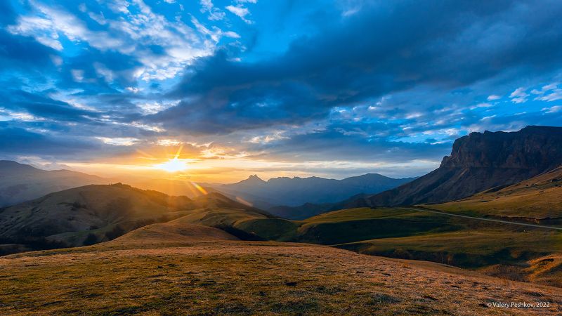 вечер в горах, закат, перевал, актопрак, баксан, чегем, кабардино-балкария, центральный кавказ Панорамный взгляд на закат фото превью