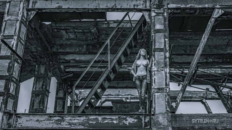 топлесс, девушка, женщина, грудь, молодой, джинсы, заброшенное, место, здание, старый, грудь, обнаженный, длинные волосы, ню, кроссовки, лестница, ржавый, пристань, причал, ржавчина, обветшалый На старой пристани фото превью