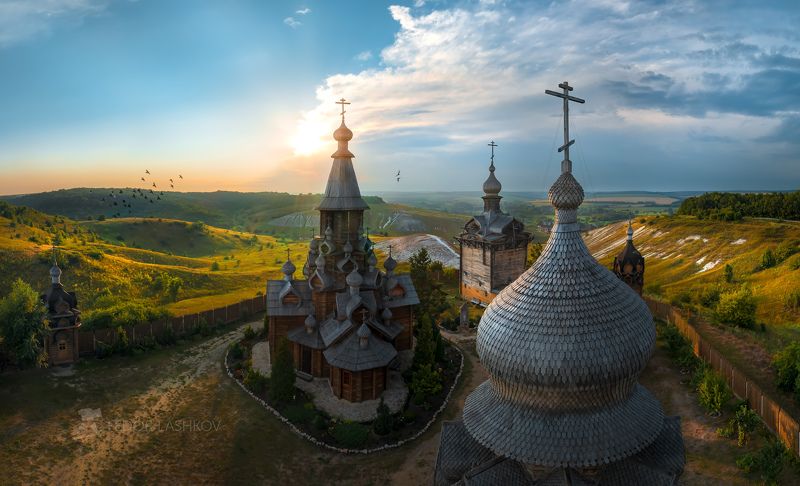 белгородская область, белогорье, религия, православие, град спасительный иерусалим новый, сухарево, валуйский, храмовый комплекс, деревянное зодчество, храм, облака, свет, солнце, купол, крест, холмы, август, лучи, БлагоДарение фото превью