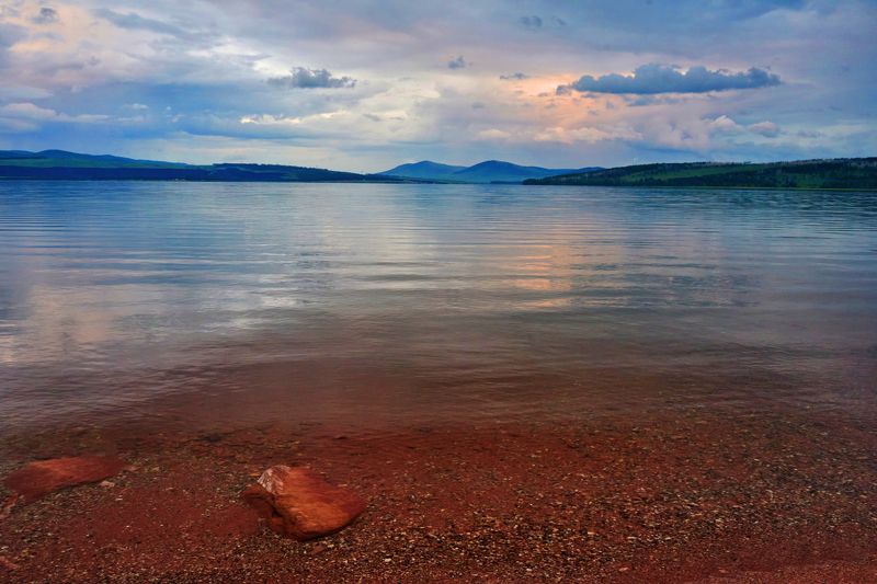 Немного красного в воде и на небе фото превью
